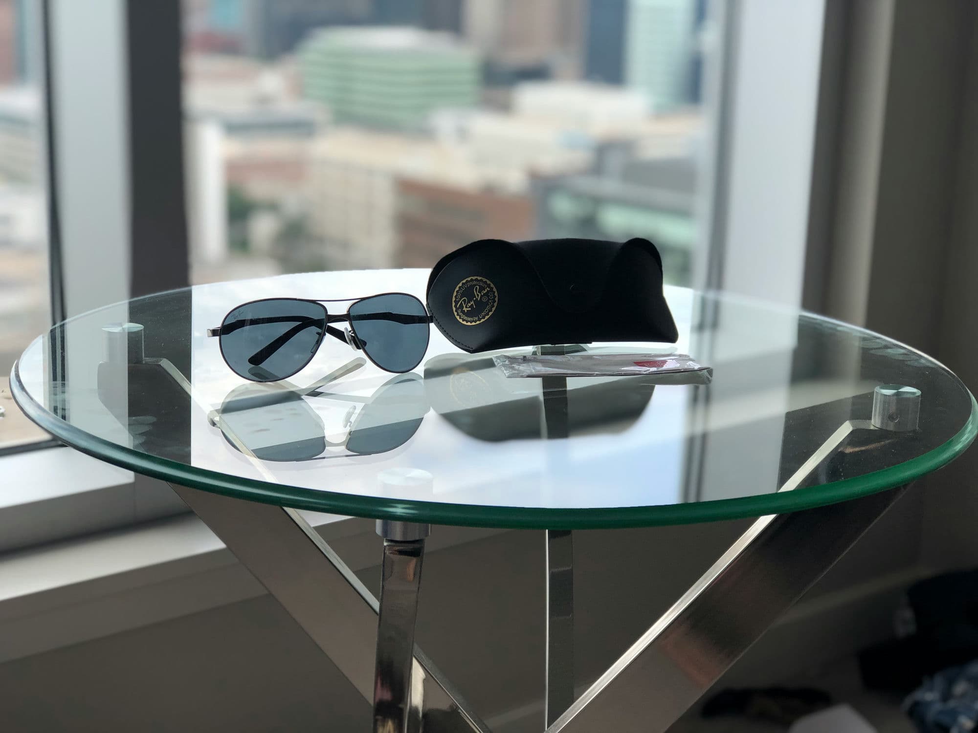 Estuche rígido con gafas