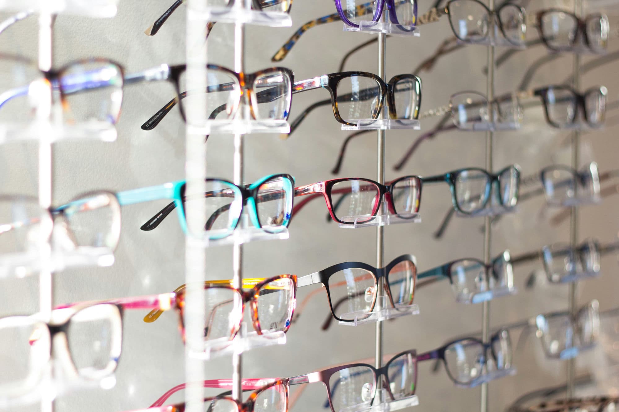 Persona usando lentes ópticos en el trabajo