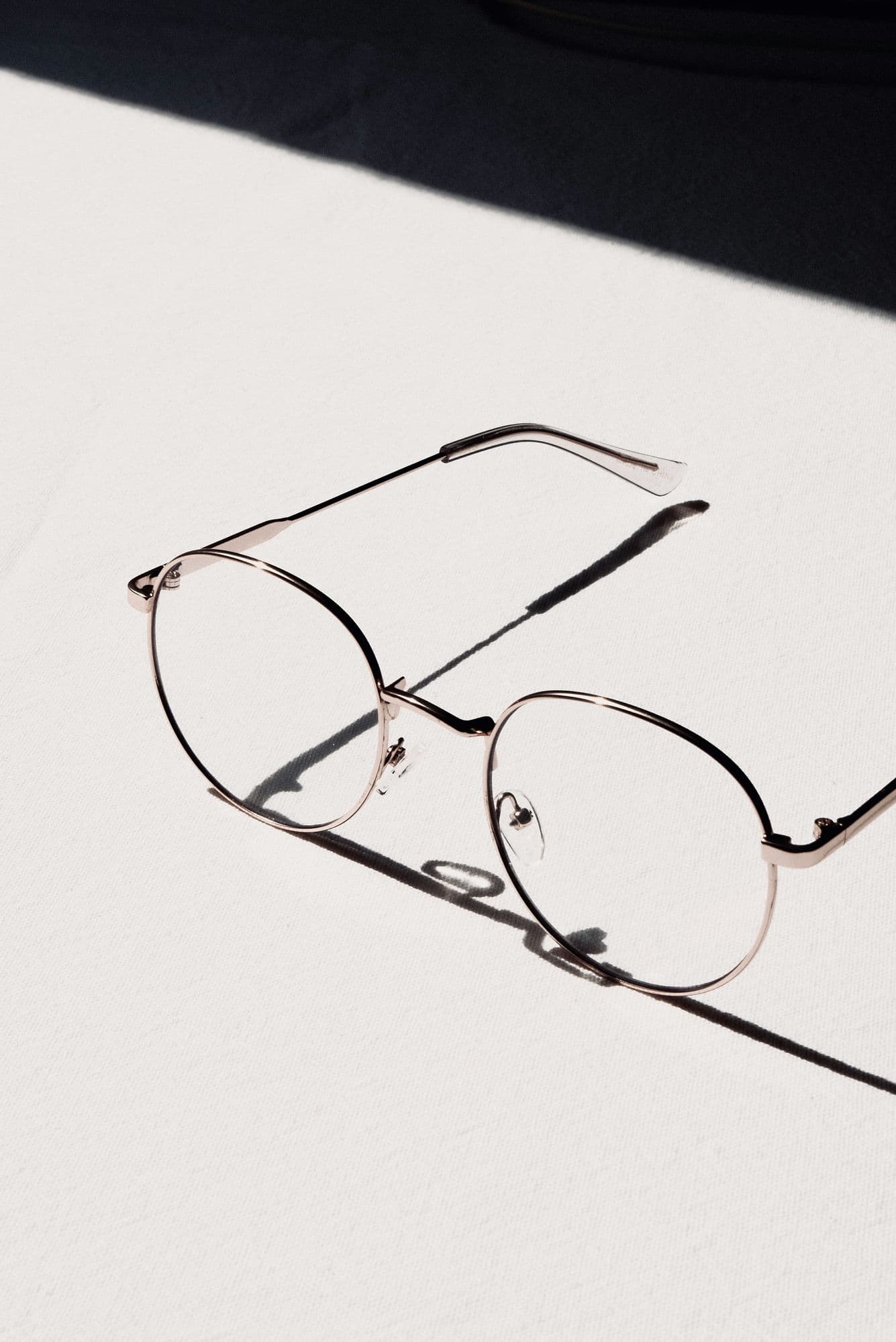 Variedad de lentes ópticos en exhibición
